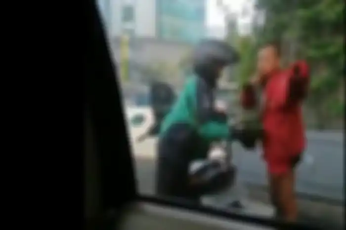 Driver ojol pakaikan jaket ke tunawisma yang tanpa pakaian di Melawai, Jaksel.