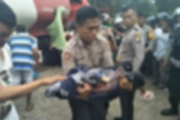 Satu keluarga tewas terlindas truk tangki BBM Pertamina saat hendak menyalip
