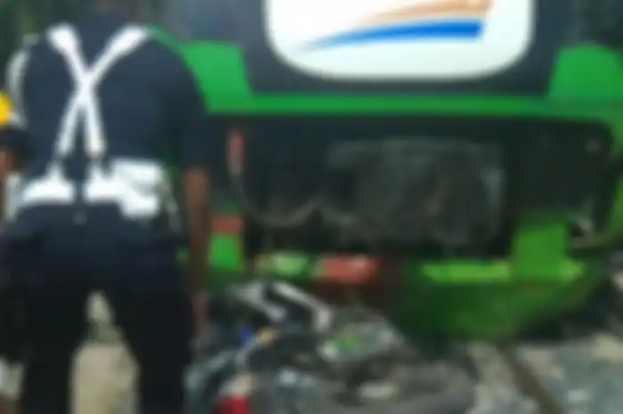 Honda Supra X hancur dihantam Kereta Api Bandara Minangkabau Ekspress.