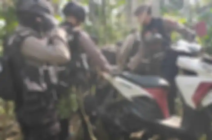 Motor hasil kejahatan dibuang ke kebun oleh pelaku dan ditemukan Tim Cobra Polres Lumajang.