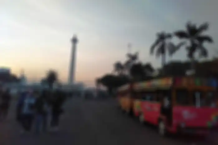 Bus warna-warni di Kawasan Monas.