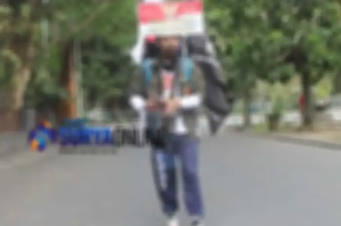 Medi Bastoni, warga Tulungagung melakukan aksi jalan mundur dan tempuh ratusan kilometer dengan mambawa misi khusus.