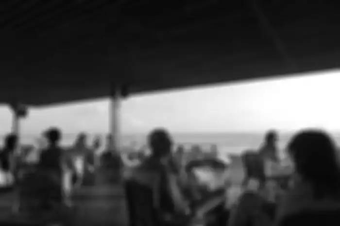 Wisatawan menikmati senja di Pantai Seminyak, Badung, Bali, Senin (22/7/2019). Pantai Seminyak menjadi salah satu lokasi favorit wisatawan untuk menyaksikan matahari terbenam.