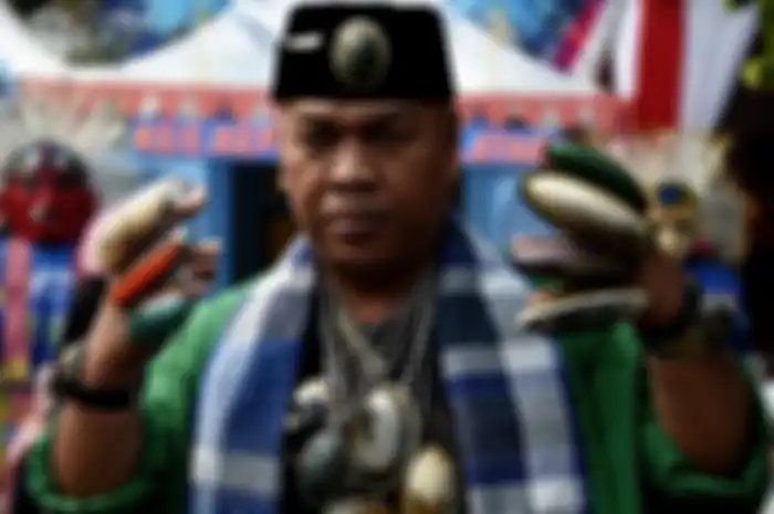 Foto dirilis Rabu (24/7/2019), memperlihatkan pengunjung berpakaian khas Betawi saat hadir dalam acara Lebaran Betawi di Monas, Jakarta. Lebaran Betawi yang telah berlangsung ke-12 kalinya ini untuk pertama kalinya digelar di Monas pada tahun ini, menampilkan berbagai kesenian, kuliner, hingga rumah
