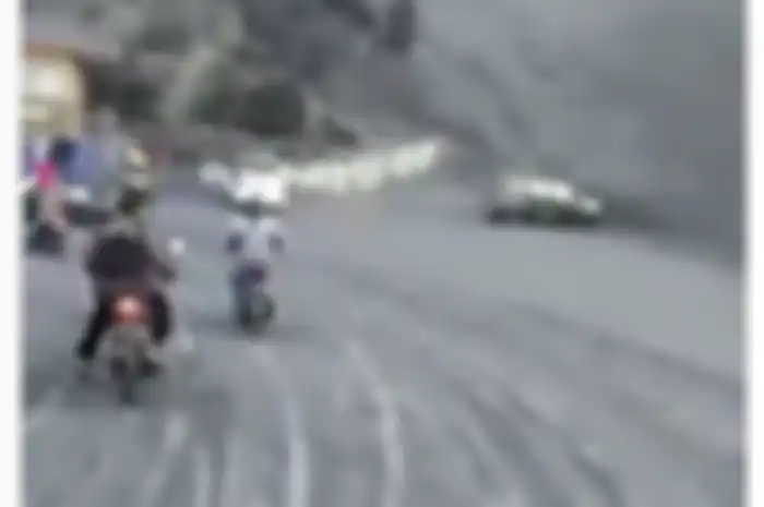Pemotor rekam video erupsi gunung Tangkuban Parahu