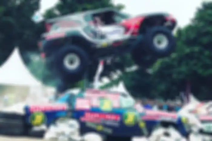 Atraksi Gajah Monster di Otobursa