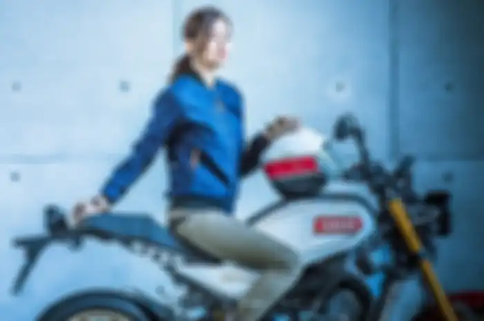 Kyoko Ochiai dan Yamaha XSR900 Heritage