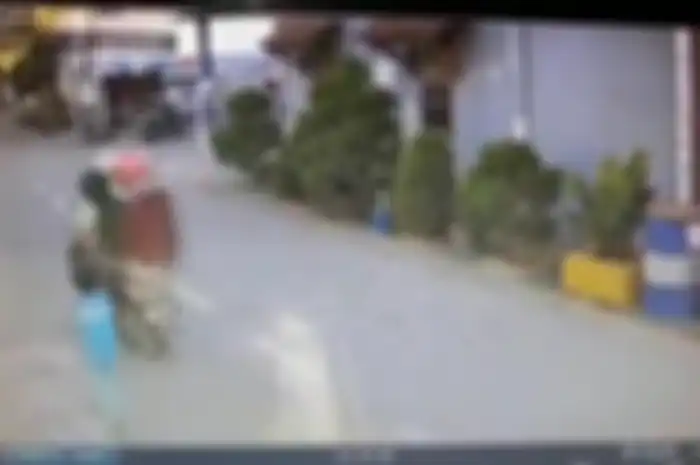 Anak kecil dijambret oleh tiga pemuda yang berbonceng tiga