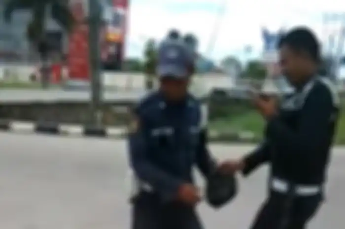 Dua satpam menyebar ranjau paku di depan pom bensin untuk mengusir taksi online yang sering mangkal berjam-jam.