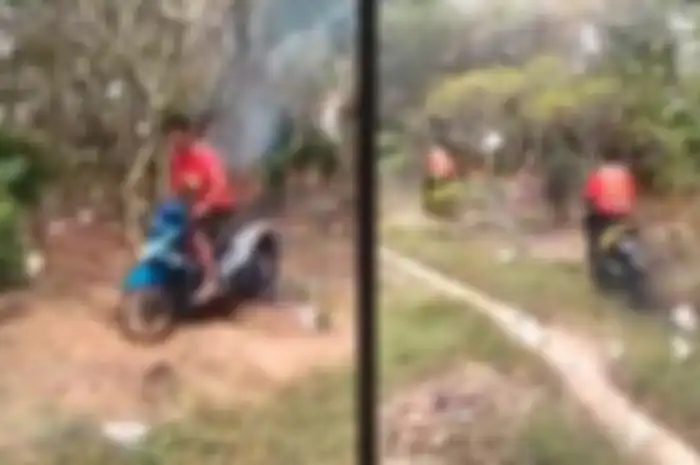 Dua remaja naik motor dan melindas deretan makam.