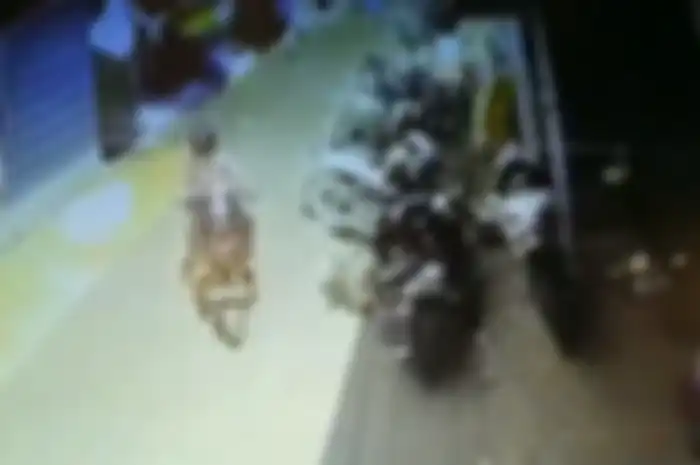 Pengendara NMAX jadi buronan setelah menjambret kalung anak kecil di Tuban, Jatim.