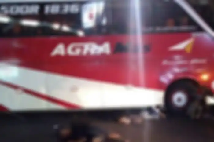 Pengendara Honda BeAT terkapar usai menabrak ban depan bus Agra Mas.