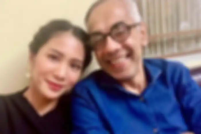 Bunga Zainal tampil seksi saat liburan bareng suami di Bali