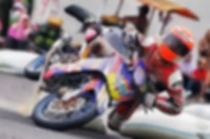 Mendiang Arif Murizal saat terjatuh di balap Curup, Bengkulu pada 27 Agustus 2017 silam.