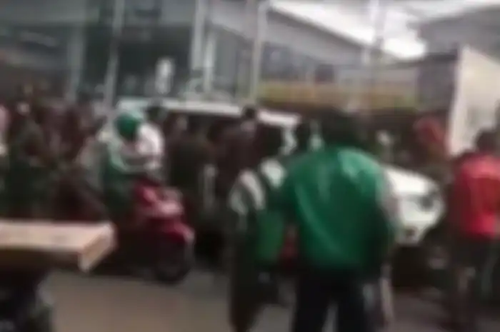 Mobil pelaku tabrak lari dirusak massa, sopir sempat dipukul kayu.