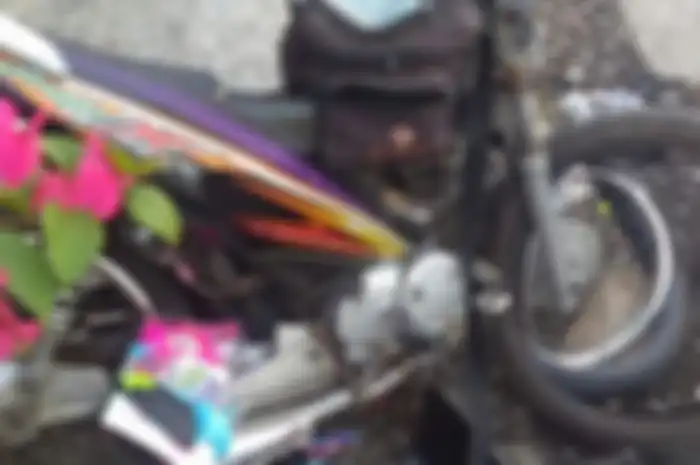 Motor Honda Kharisma X milik pedagang mainan hancur usai bertabrakan dengan mobil di Sukoharjo, Minggu (28/7/2019).