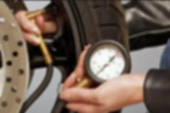 Ban motor paka nitrogen, boleh gak sih jika kepepet diisi angin biasa?