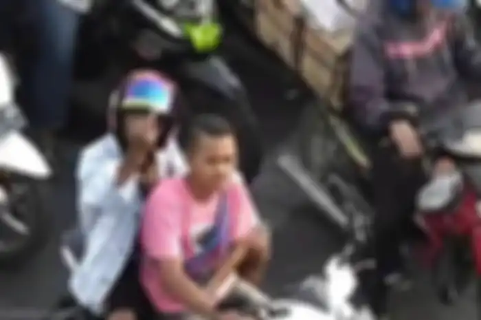 Pemotor tidak pakai helm di lampu merah di Bandung dan ditegur CCTV bersuara malah acungkan jari tengah.