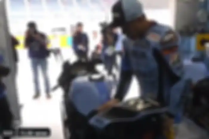 Katsuyuki Nakasuga menaburkan garam di sekitar motornya