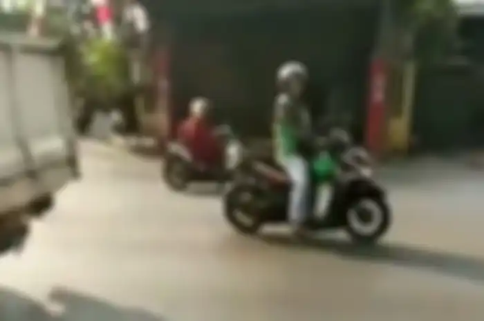 Driver ojol marah saat ditegur anggota Dishub di Jatinegara dan nyaris duel.