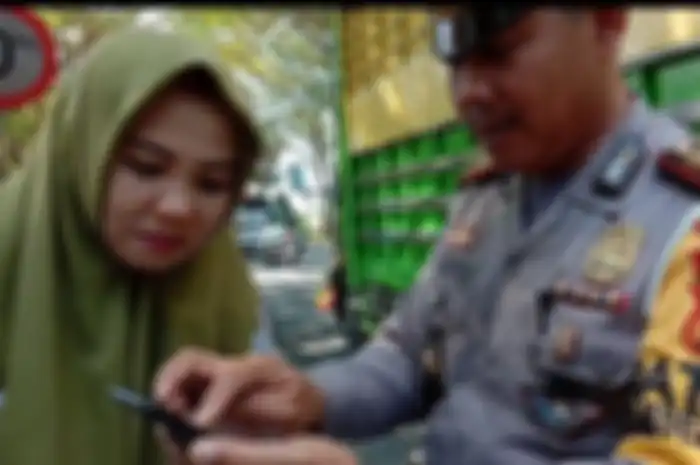 Ibu-ibu pasrah ditilang polisi saat razia kendaraan bermotor
