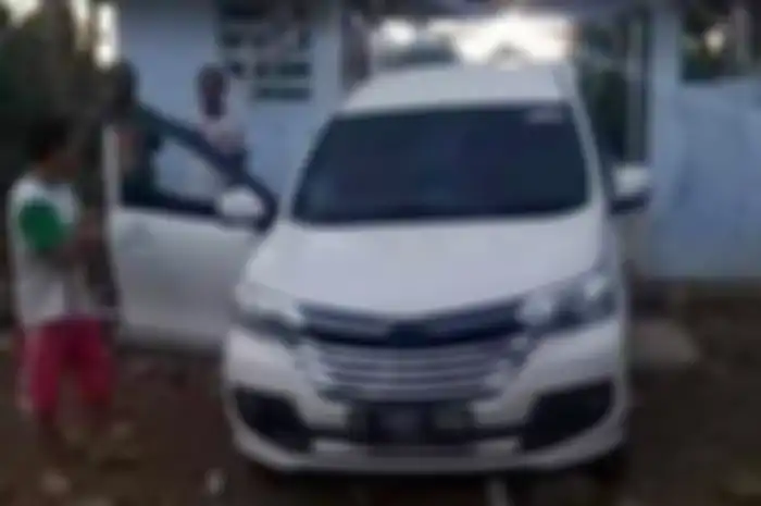 Daihatsu Xenia masuk makam di Madiun