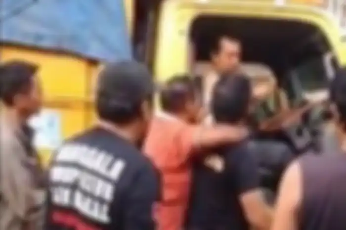 Sopir truk diintimidasi dan dikeroyok warga di Cianjur, Jabar.
