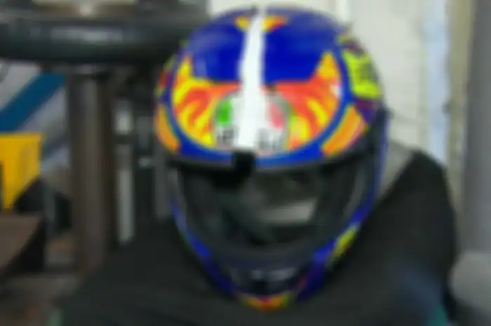 Helm AGV palsu pecah setelah dites