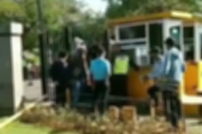 Petugas parkir ditampar pemotor karena kepala terbentur palang parkiran di TSM Makassar, Minggu (28/7/2019).