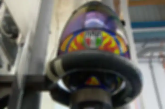 Pengetesan helm AGV palsu