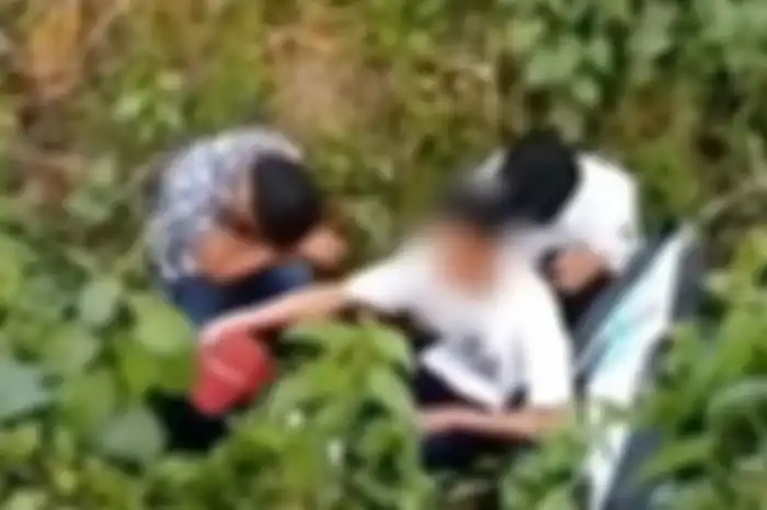 Tiga bocah SMP mencuri topi seorang pelajar SD dan berakhir di selokan