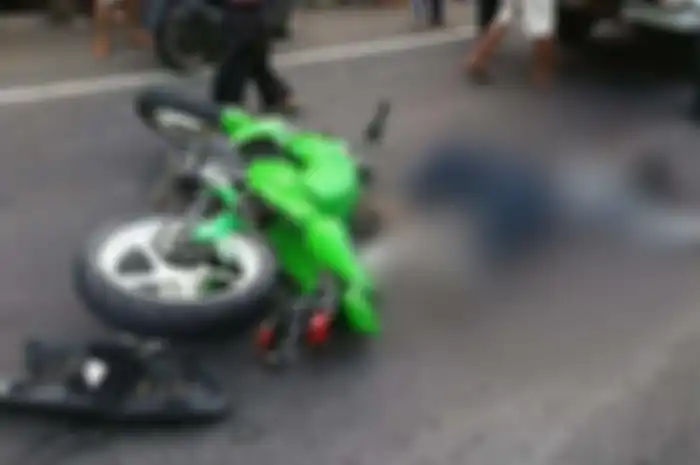 Gede Purnawan (19), saat terkapar setelah terjatuh di pengkolan tajam Jalan Raya Paksebali-Sidemen, Desa Paksebali, Dawan, Klungkung, Selasa (30/7/2019). Ia sempat tidak sadarkan diri, setelah terjatuh karena kehilangan kendali saat mengendarai sepeda motornya.  