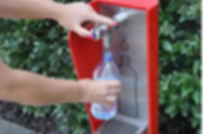 Kebanyakan orang akan mengisi ulang botol plastik kemasan, meski terdengar ramah lingkungan, kebiasaan semacam ini ternyata buruk untuk kesehatan.