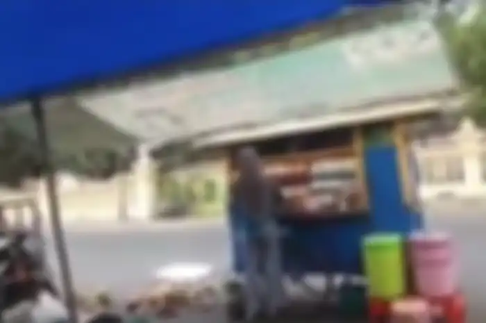 Jualan es kelapa di pinggir lintasan balap