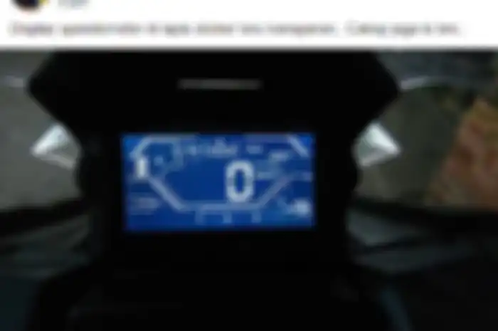 Pemasangan stiker transparan di speedometer Honda ADV 150.