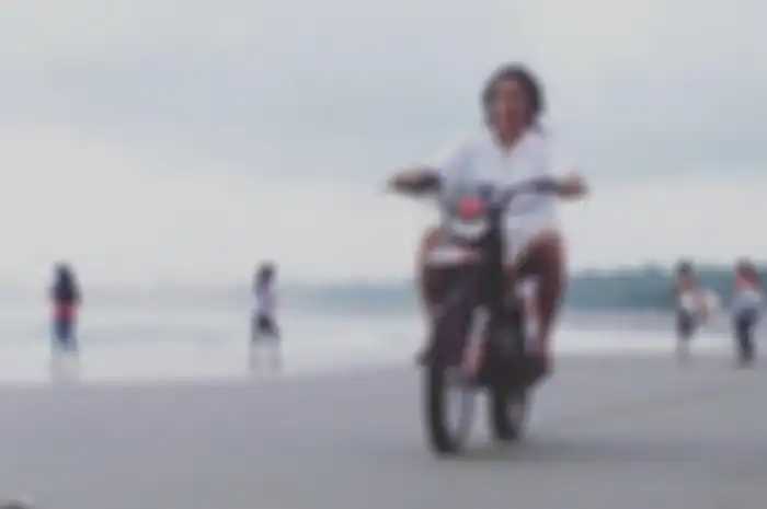 Lagi santai di pantai, Agung Hercules ngegas motor trail.