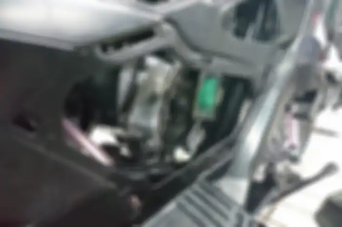 Ganti busi Honda ADV150 cukup mudah