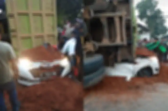 Dump truck timpa Daihatsu Sigra di Jl. Imam Bonjol Kota Tangerang