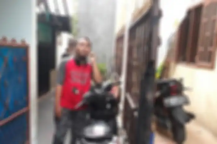 Alberto Nicholas menunjukkan lokasi motor yang dicuri, Matraman, Jakarta Timur