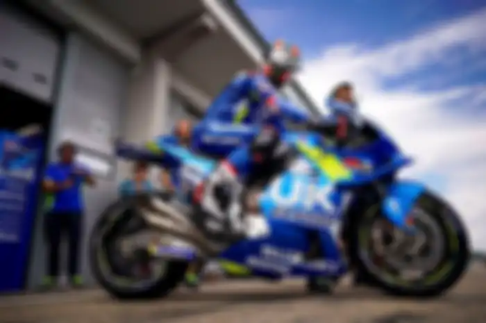 Pembalap Suzuki Ecstar, Alex Rins saat turun pada sesi latihan bebas 1 MotoGP Republik Ceska 2019, Jumat (2/8/2019)