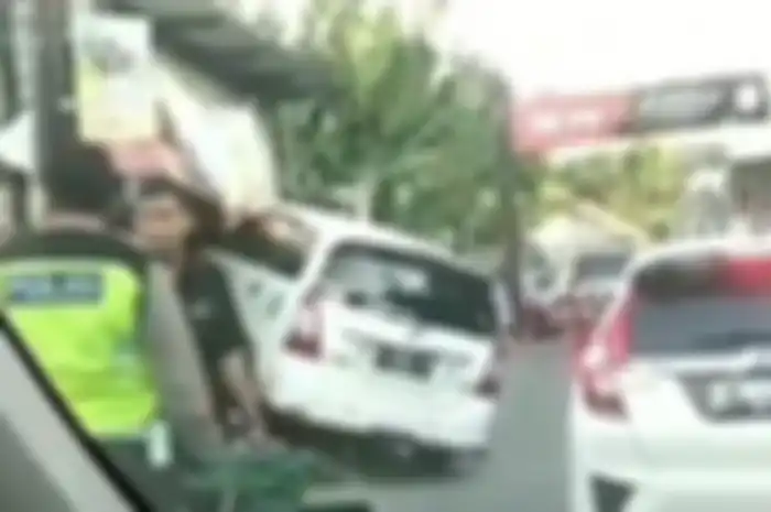 Toyota Innova menabrak warung soto dan pemotor di Semarang.