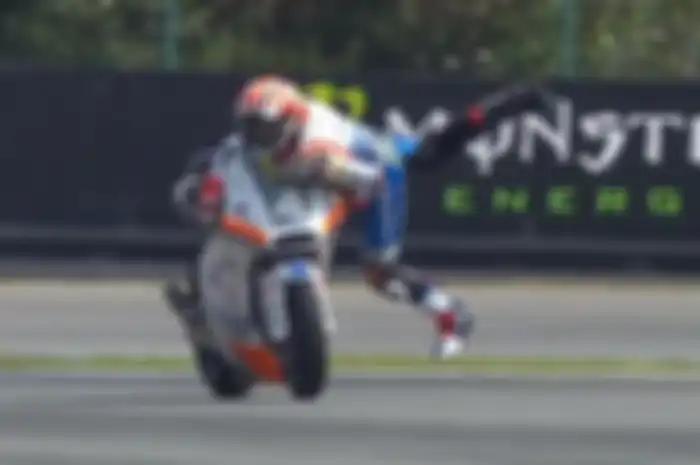 Steven Odendaal melakukan aksi penyelamatan di MotoGP Ceko 2019