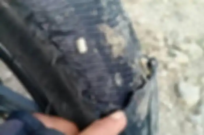 Ban baru beli terkelupas, pemotor nyaris celaka.