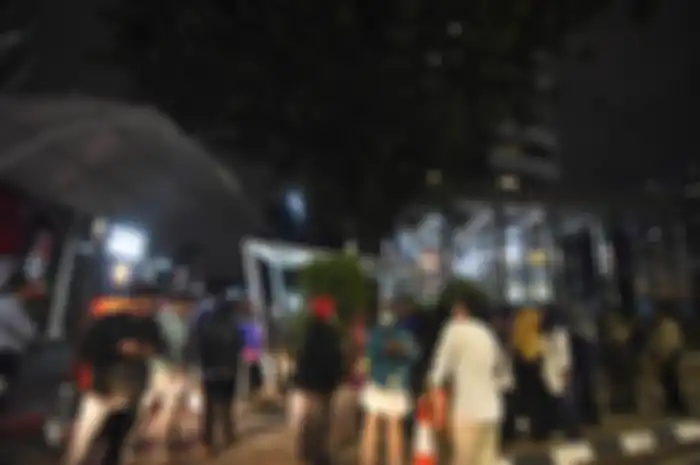 Pegawai KPK keluar dari gedung KPK saat terjadi gempa di Jakarta, Jumat (2/8/2019). BMKG merilis peringatan dini tsunami akibat gempa tektonik dengan Magnitudo 7,4 SR di wilayah Samudera Hindia Selatan Jawa pada Jumat (2/8) pukul 19.03 WIB yang berdampak di wilayah Banten, Bengkulu, Jabar, dan Lampu
