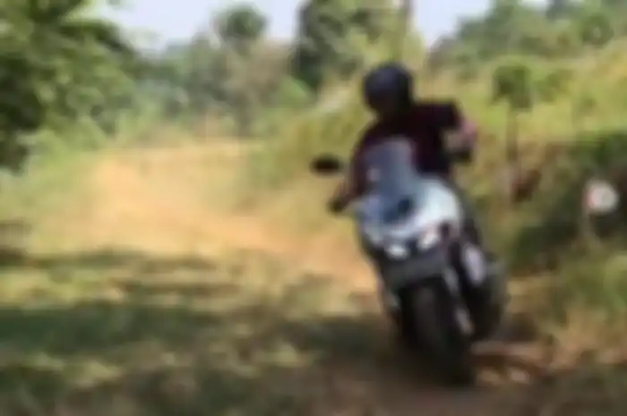 Honda ADV150 diajak trabasan di trek off-road ringan