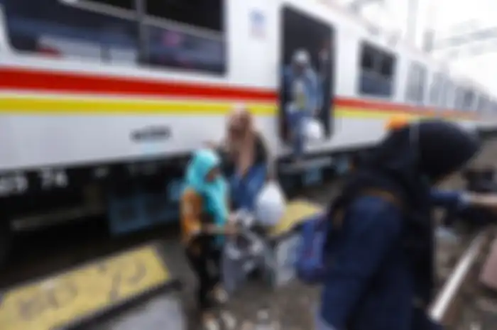 Penumpang terpaksa turun dari kereta rel listrik (KRL) yang berhenti di perlintasan Bukit Duri Jakarta Selatan, akibat padamnya listrik, Minggu (4/8/2019). Aliran listrik di Banten, Jabodetabek hingga Bandung terputus akibat adanya gangguan pada sejumlah pembangkit di Jawa. TRIBUNNEWS/HERUDIN 