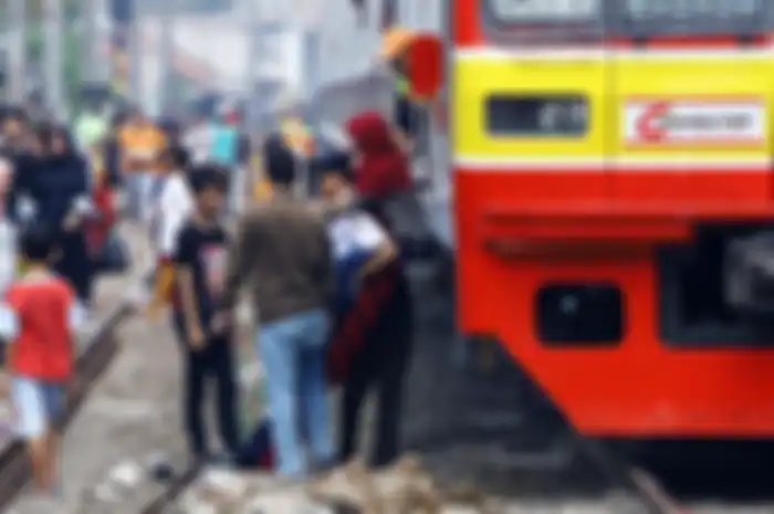 Penumpang terpaksa turun dari kereta rel listrik (KRL) yang berhenti di perlintasan Bukit Duri Jakarta Selatan, akibat padamnya listrik, Minggu (4/8/2019). Aliran listrik di Banten, Jabodetabek hingga Bandung terputus akibat adanya gangguan pada sejumlah pembangkit di Jawa. TRIBUNNEWS/HERUDIN 