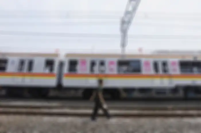 Penumpang terpaksa turun dari kereta rel listrik (KRL) yang berhenti di perlintasan Bukit Duri Jakarta Selatan, akibat padamnya listrik, Minggu (4/8/2019). Aliran listrik di Banten, Jabodetabek hingga Bandung terputus akibat adanya gangguan pada sejumlah pembangkit di Jawa. TRIBUNNEWS/HERUDIN 