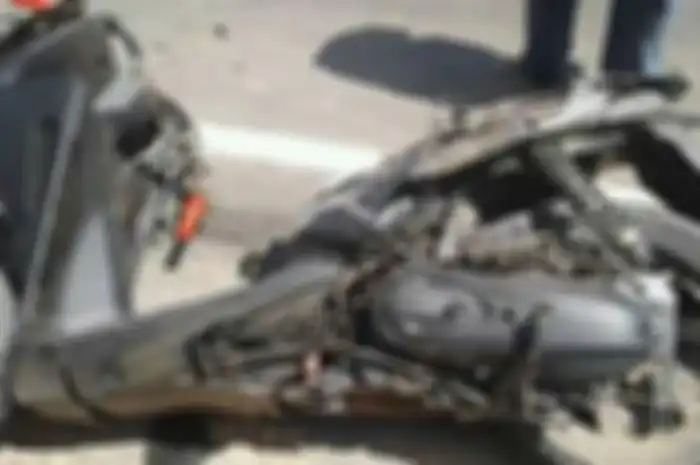Honda Vario hancur usai tabrakan dengan mobil di Kapuas, Kalimantan Tengah.