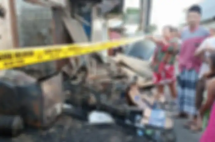 Kios bensin kebakaran di Jl. H. Mansyur Gondrong Kota Tangerang. Ini sebab Pertamina larang penjual bensin eceran  